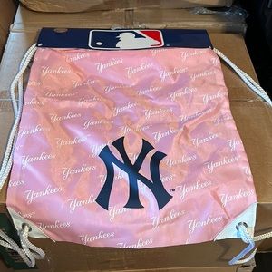 Yankees Cinch Sack
